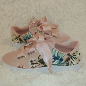 pink velvet pumas